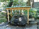 来宮神社の参拝者の身を清める自然石を加工した手水鉢