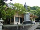 実相寺に建立されている立派な日蓮上人の銅像と本堂