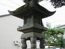 蓮生寺の格式が感じられる大型の石造燈籠
