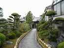 蓮生寺参道とよく整備された庭園と植栽