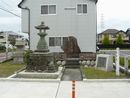 田中城の跡地に設けられた石碑と石造燈籠と石祠