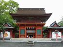 富士山本宮浅間大社の聖域を守る楼門形式の神門と翼舎