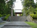 大石寺参道石段越に見える山門と石燈籠