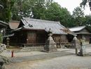 富士浅間宮の素朴な拝殿とその前に置かれた石燈籠と石造狛犬