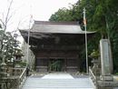 法多山尊永寺の格式が感じられる山門の前に建立されている石造寺号標