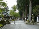 法多山尊永寺参道の杉並木と銅製燈籠と石燈籠