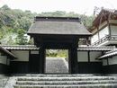 法多山尊永寺の歴史が感じられる檜皮葺きの黒門