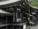 法多山尊永寺本堂を左正面から撮った縦長の画像
