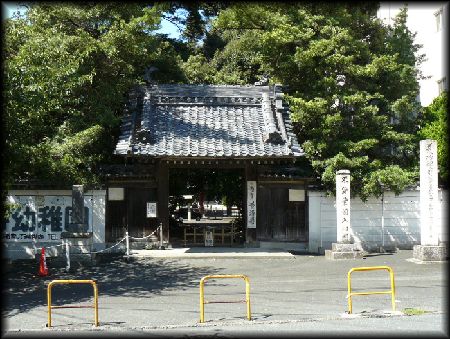 ���ώ��������ʂɐ݂���ꂽ�R��ƐΑ������W