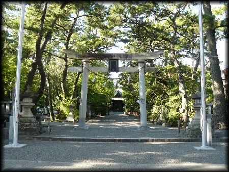 浜松八幡宮境内正面に設けられた鳥居と石燈籠