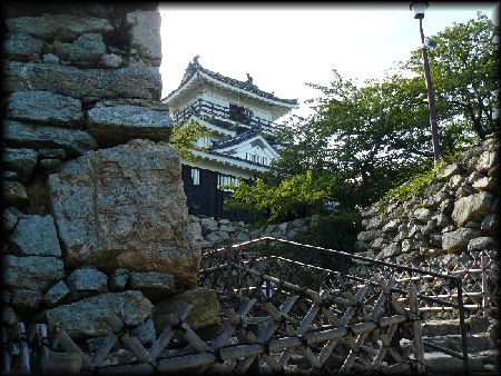 浜松城の石垣から垣間見える天守閣