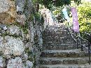 浜松城の石垣と石段を縦長のアングルで写した画像