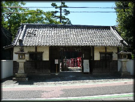 ���]���������ʂɐ݂���ꂽ������`���̎R��i����j