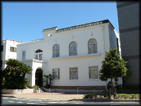 ���l����s����O�ς��E�΂ߐ��ʂ���B�e�����ʐ^