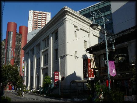 旧遠州銀行本店正面右斜めから撮った画像