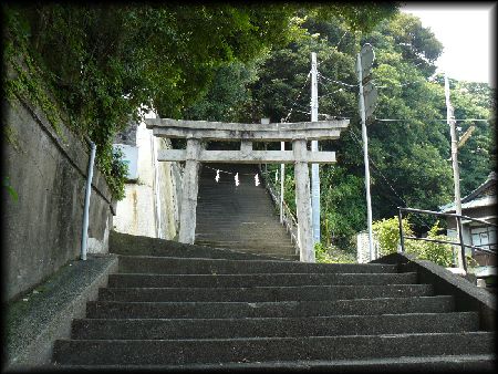 八幡神社参道の石段と鳥居