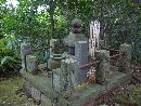 東林寺境内に建立されている河津三郎祐泰の墓碑