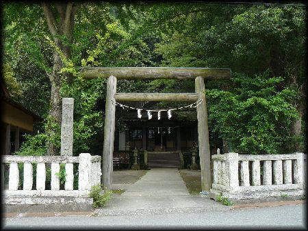 葛見神社境内正面に設けられた鳥居と石造社号標と石造玉垣