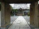 最誓寺山門から見た石畳が本堂に向かっている様子