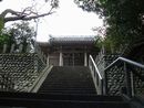 高天神社参道の階段と石垣と石造玉垣