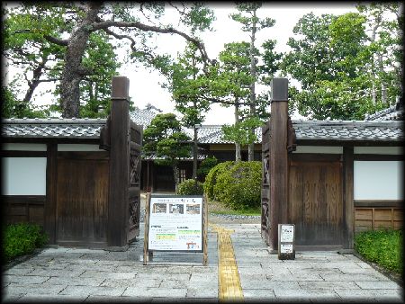 竹の丸に設けられている木戸と土塀
